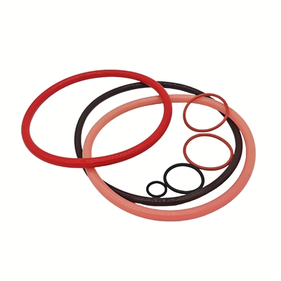 O anillos hechos de diferentes materiales y formas de caucho